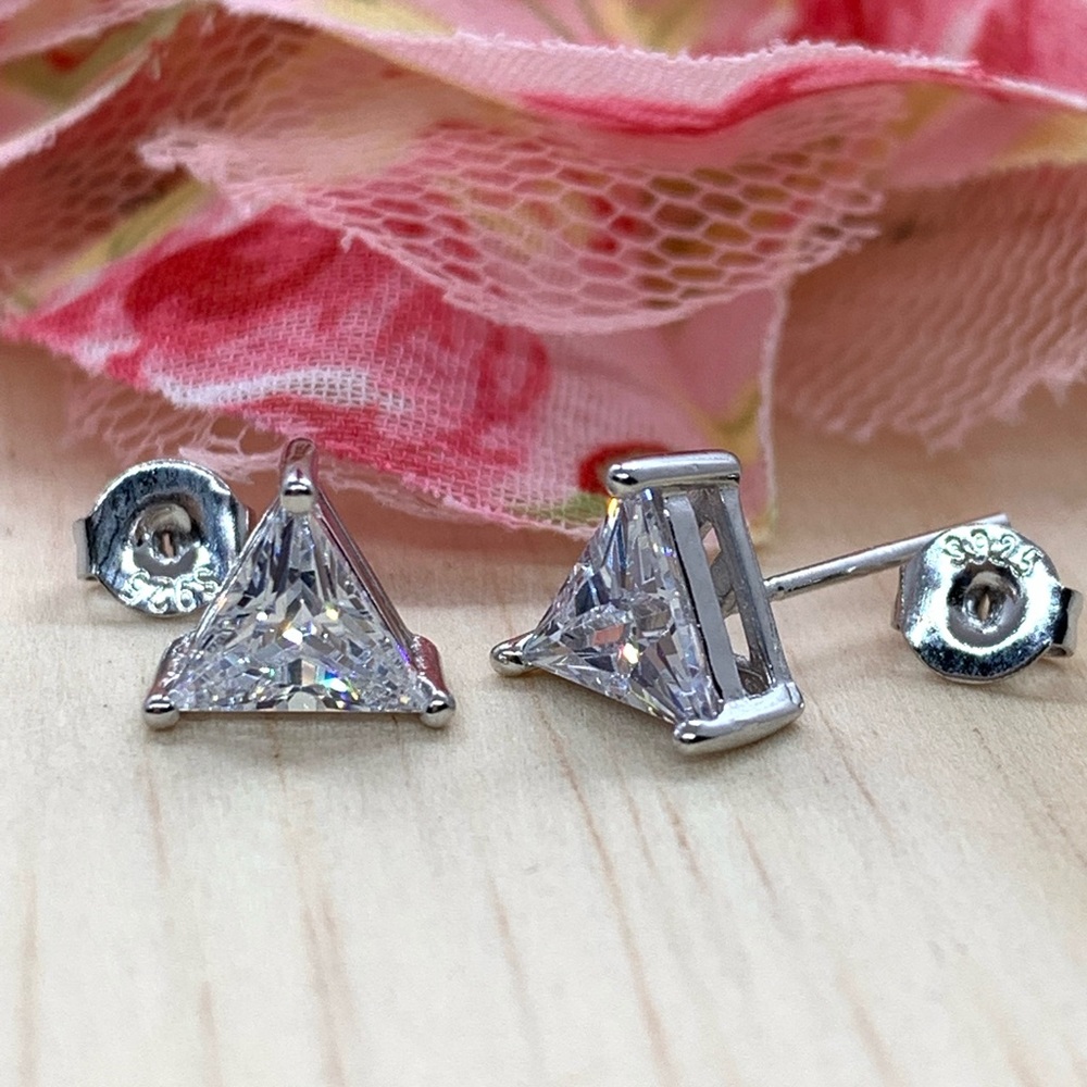 🌟 Sterling Silver 925 CZ Triangle Stud Earrings - Picture 4 of 4